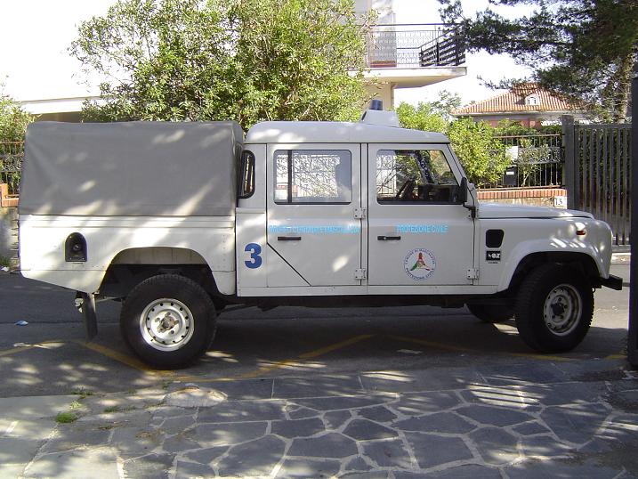 land rover  defender 3 1